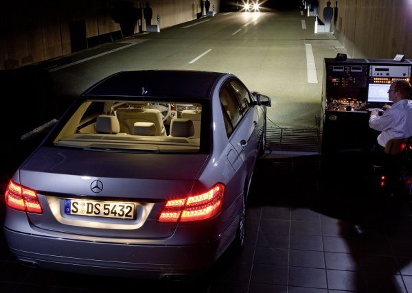 При избор на Mercedes-Benz E-Class (W212) задължително се опитайте да разберете, дали собственикът е сменял ангренажната верига, защото иначе вие трябва да го направите. Не забравяйте, че става дума за премиум-автомобил, които дори след 10-11 години пак си остава такъв. А това означава скъпо и сложно обслужване, както и по-висока стойност на данъка и застраховките. 