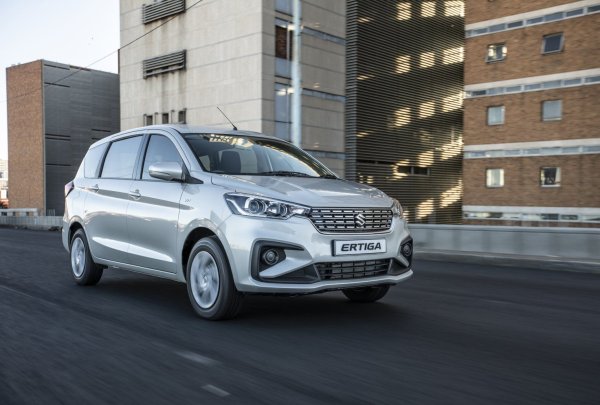 В Индонезия, а заедно с нея и в Индия, Малайзия и Филипините, марката Suzuki, позната в Европа предимно с кросоувъри и SUV, продава доста приятно изглеждащия компактен ван Ertiga. Въпреки скромната си дължина от 4390 мм, второто поколение на модела разполага със салон със 7 места. В основата на автомобила е хечбекът Swift, а името Ertiga идва от R-tiga или R3 на индонезийски, което буквално означава "триредов".
