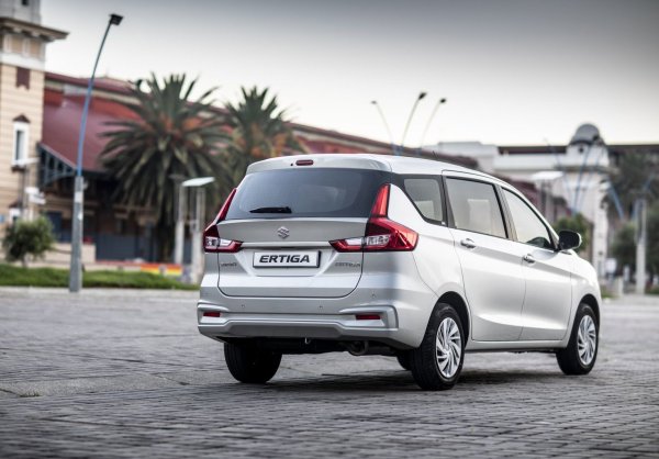 Моделът се предлага с бензинов двигател с работен обем 1,5 литра и мощност от 104 к.с., като той може да бъде съчетан с механична скоростна кутия или с автоматик. В оборудването на Ertiga влизат аудиосистема и климатик.
