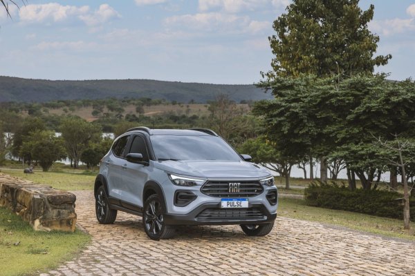 Появилият се през миналата година Fiat Pulse се превърна в отлична алтернатива на модела 500X да пазарите в Латинска Америка. Този модел е разроботен в Бразилия, като може да бъде оборудван с 1,3-литров мотор със 101 к.с., съчетан с механична скоростна кутия или вариатор, както и с 1,0-литров турбодвигател със 120 к.с. и 6-степенен автомат. И двата варианта са с предно предаване, като по-мощният разполага с електронно симулирано заключване на диференциала.
