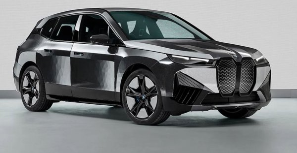 &bdquo;Електронното мастило е двустабилно&ldquo;, казва Стела Кларк, инженер по изследвания и иновации в BMW. &bdquo;Това означава, че когато приключи с промяната на цветовете, покритието изобщо не се нуждае от енергия&ldquo;, добавя тя.

Тази технология има множество практически приложения, изтъква Кларк. Може да реагира на времето - например да направи колата черна, за да абсорбира топлината, или бяла, за да отразява светлината. Или може лесно да показва информация като състоянието на батерията.
