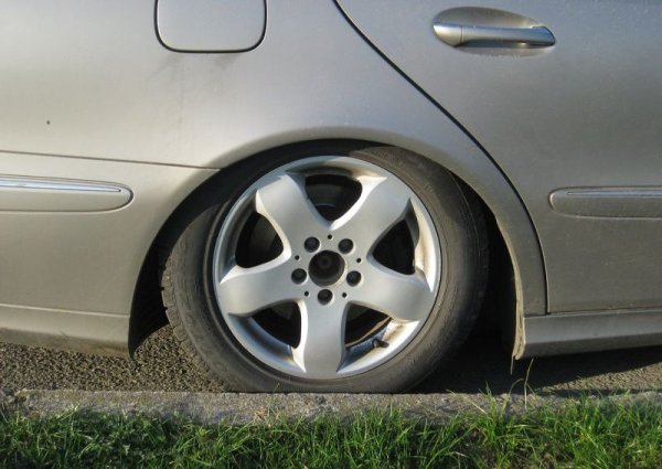 Четвъртата причина е свързана с финансовата страна на въпроса. Ценовият натиск върху производителите постоянно расте, до голяма степен благодарение на постоянно затягащите се стандарти за емисии, но и на поскъпващите суровини, на натиска на акционерите за повече печалба... Резултатът от това са икономии, които после неизбежно се оказват за сметка на купувача. 
