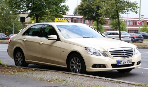 Нарастващата уязвимост на окачването от неща като легнали полицаи, бордюри и неравности означава, че караните предимно в градска среда автомобили дават повече дефекти. Това е и част от обяснението за слабото представяне на Mercedes E-Class например, при който проблемите с окачването са с до 3% по-чести от средното. "Да не забравяме, че голяма част от тези автомобили се експлоатират като таксита", подчертава Юрген Волц, мениджър в T&Uuml;V S&Uuml;D. Но подобни проблеми имат и модели, които не са обичаен избор на таксиметровите компании  като VW Рassat и Tiguan например. Като цяло употребата на автомобили в градски условия продължава да расте от година на година. 
