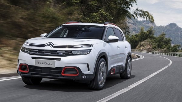 Общо 190 000 продажби за френската марка на PSA, което е 41 на сто спад. Пазарният дял намалява с две десети от процента. 
