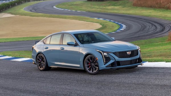 С 6,2-литров компресорен V8 и 668 к.с., Cadillac CT5-V Blackwing е мощен гигант, който не се отказва от техническото усъвършенстване, благодарение на окачването Magnetic Ride. Това е един от малкото автомобили в този клас, който все още предлага механична скоростна кутия &ndash; свидетелство за любов към аналоговото шофиране.