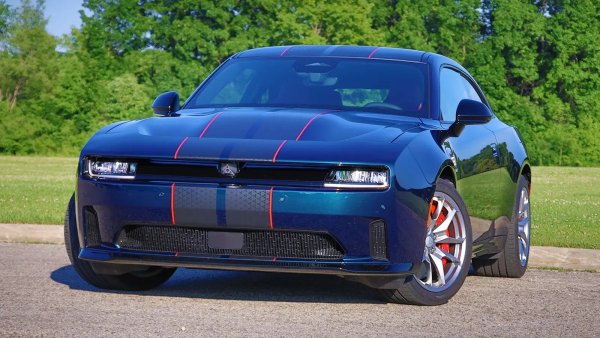 След като беше пуснат изцяло в електрическа версия, най-новото поколение на Dodge Charger най-накрая получи 6-цилиндров двигател с двойно турбо през лятото, който достига 550 к.с. Въпреки че Hemi V8 и типичният му звук вече не са под капака, Charger остава един от най-обичаните muscle-cars сред ентусиастите.