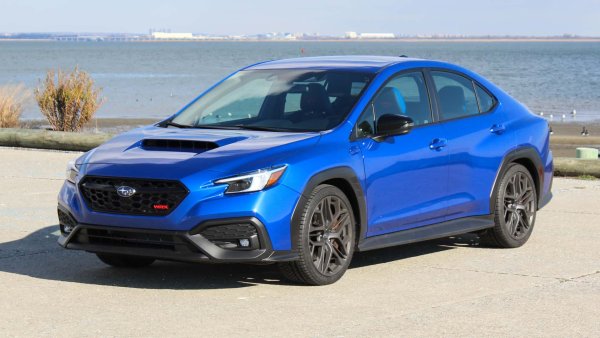 Наследник на династията, която доминираше световните ралита, Subaru WRX е оборудван с 2,4-литров боксер с турбо и 275 к.с., съчетан с легендарното симетрично задвижване на всички колела на японската марка. Това е балансиран и технологично напреднал спортен седан, предназначен за тези, които искат скорост и безопасност на всички видове настилки.