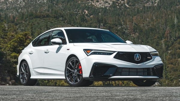 Acura Integra Type S може да се счита за най-усъвършенстваната версия на Honda Civic Type R. Тя използва същия 2.0 турбо двигател с 320 к.с., съчетан с ръчна скоростна кутия, но скрит от много по-сдържана каросерия, което го прави идеален автомобил за тези, които търсят представяне на пистата, без да показват огромни спойлери и прекалено показни аеродинамични придатъци.