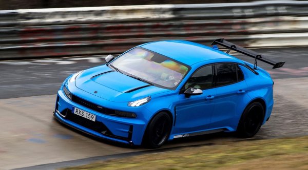 Роден от успеха в шампионата TCR, китайският седан Lynk & Co 03++ Cyan Edition е истински състезателен автомобил. 2,0-литровият двигател развива 350 к.с. благодарение на турбокомпресор и компресор. С изключително стабилна конфигурация и компоненти, заимствани от състезания, той доказва, че дори по-новите марки могат да създават автомобили, способни да доставят чиста тръпка.