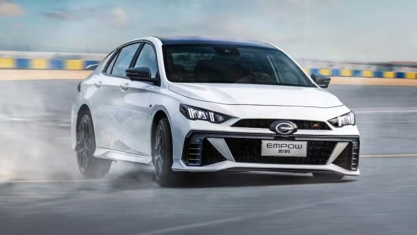 Оставайки в Китай, GAC Trumpchi Shadow Leopard R е компактен седан, който се фокусира върху визуална агресия и производителност. Неговият 2,0-литров турбо двигател с мощност 265 к.с. му позволява да се конкурира с най-известните европейски хот-хечове, като същевременно предлага и изключително изискан естетически пакет.