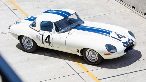 Трето място на подиума, на значително разстояние от останалите автомобили в този списък, поне що се отнася до цената, заема класика сред спортните модели на марката - Jaguar E-Type във версията Lightweight. Това страхотно копие от 1963 г. бе продадено на търга на Bonhams през 2017 г. за 7,03 милиона евро. Сумата отчасти се дължи на това, че моделът участва в "24-те часа на Льо Ман" за тима на Бригс Кънингам, но и на факта, че е напълно оригинален. 3.8-литровият редови 6-цилиндров двигател с мощност 297 к.с. е повече от достатъчен за автомобил, който тежи около 1 тон.