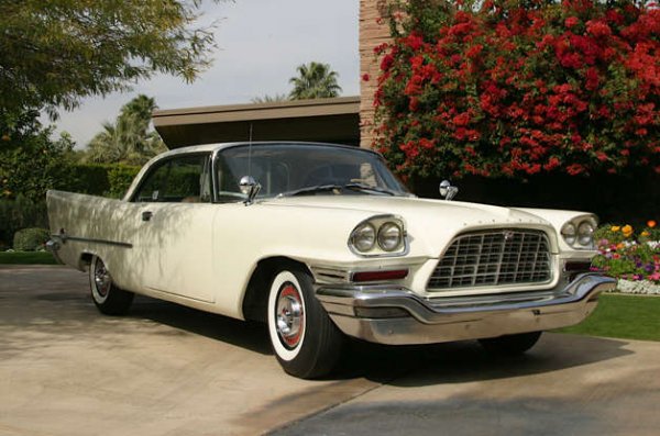 Три поколения на двигателя Chrysler V8 са известни като Hemi, макар че само първите две имат полусферичните горивни камери, които са вдъхновили името. Най-ранната версия първоначално е известна като FirePower. Въпреки че е произведен едва през 50-те години на миналия век, той е използван в много модели Chrysler, включително 300D (на снимката), както и на пикапите Dodge C-Series и Facel Vega Excellence.

Hemi се използва масово и при състезателните коли, особено при тези за драг-рейсинг. Моторът попада и в Книгата на рекордите Гинес, след като е поставен на най-силната сирена, създавана някога.
