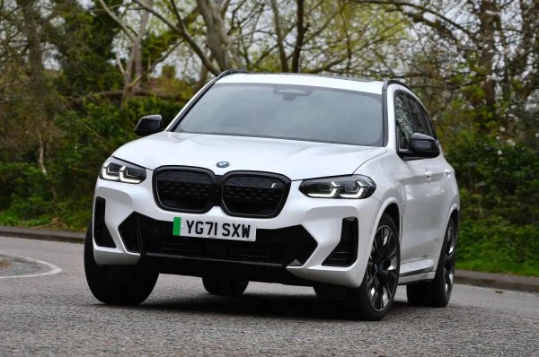 Рейтинг на надеждност: 95.5%

Най-чести дефекти: Климатична система (6%), батерия (4%), електроника по двигателя (4%), друга електроника (4%), навигация или елементи по интериора (2%).

Разходи за ремонт: За абсолютно всички (100%) ремонтът е бил безплатен.

Време за престой в сервиза: Едва 9% са били готови в рамките на деня, огромната част (82%) са престояли в сервиза между един ден и една седмица, а при останалите 9% ремонтът е отнел над седмица.
