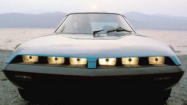 Представен на салона в Париж през 1973 г., уникалният концептуален автомобил Trapeze на Bertone има драматично извито нагоре предно стъкло и аеродинамичен страничен профил. Напомня клиновидната Lancia Stratos от ралитата, проектирана и произведена от италианската Bertone няколко години по-рано.