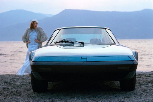 Уникалният Trapeze използва средно монтиран ротационен Wankel двигател, взет от усъвършенствания NSU Ro80. Благодарение на компактния си размер, двигателят позволява на Bertone да създаде необичаен автомобил със средно разположен двигател с места за четирима възрастни, като тези отзад са от двете страни на малкия надлъжно, централно разположен мотор. Това дава допълнителното предимство, че задните пътнически седалки са извън линията на предните, което подобрява видимостта на водача назад.

Двете предни седалки, поставени близо една до друга, позволяват на пътниците отзад също да изпънат напълно краката си в пространството, създадено между предните седалки и вратата. Скрити под два капака, които падат при включване на светлините, Trapeze използва шест малки продълговати фара, за да разкрие агресивно и целенасочено лице.