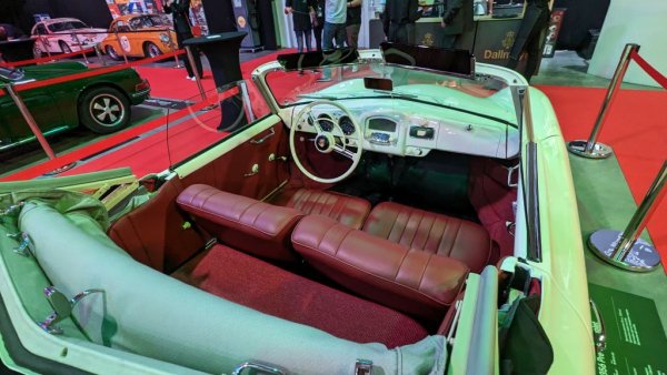 Първата производствена серия, до 1954, се нарича Pre-A и си остава най-рядката - сглобени са едва 7627 екземпляра. После следват още три генерации - 356 A, 356 B и 356 C. Производството на модела приключва през 1966, с общо 76,313 бройки от четирите серии. 