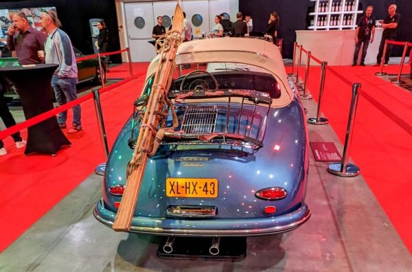 Това е вече екземпляр от втората производствена серия - А, която се прави между 1955 и 1959, и отваря за марката вратите на американския пазар. 
