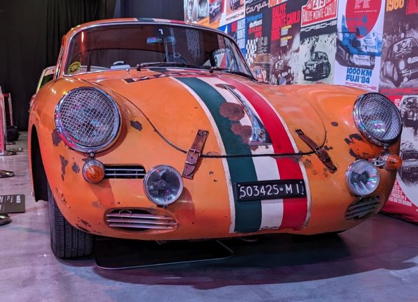 Представител на последната генерация 356, от 1964 година и вече с 1,600-кубиков двигател с мощност 75 конски сили. Това е първото Porsche с дискови спирачки и отпред, и отзад. Тази кола е участвала в различни ралита в Германия и Италия през 60-те, и е в оригиналното си състояние. 
