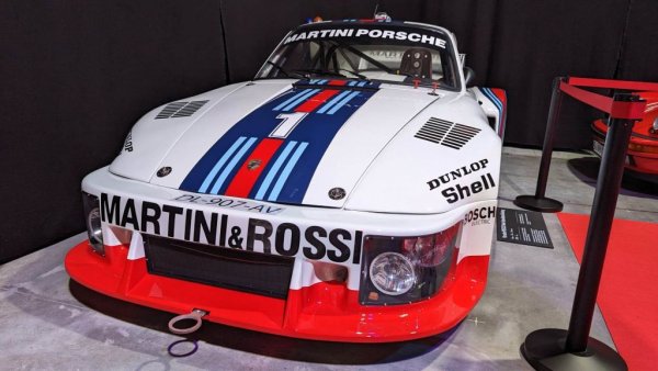 Състезател от следващото поколение - 935 с неговия 3.3-литров туин турбо боксер и 845 коня максимална мокщност се появява през 1976 и през следващите години трупа победи на Дейтона, Нюрбургринг и, макар и в доста изменен вид, на Льо Ман през 1979. Това тук е точно копие на оригиналната кола, в цветовете на Martini Racing. 
