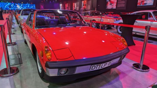 Eдно от най-необичайните поршета в историята, 914 е планирано като "бюджетен" модел, съвместен проект между Porsche и VW под надзора на Фердинанд Пиех. Но след смъртта на тогавашния шеф на VW Хайнрих Нордхоф наследникът му решава да не спази устната договорка между двете компании. Усложненията увеличават сериозно производствените разходи и правят 914 почти толкова скъпо, колкото 911. Затова моделът няма особен пазарен успех. Но днес е все по-ценен от колекционерите. 
