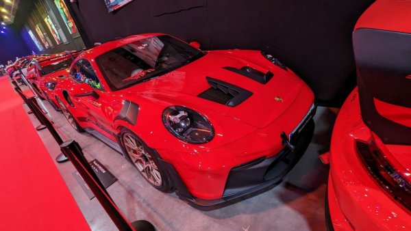 4-литров боксер с 6 цилиндъра и атмосферно пълнене, 525 коня максимална мощност, 296 км/ч максимална скорост, едва 1450 кг общо тегло: актуалният спортист от поколението 992 носи всички характерни черти на истинската Porsche ДНК.