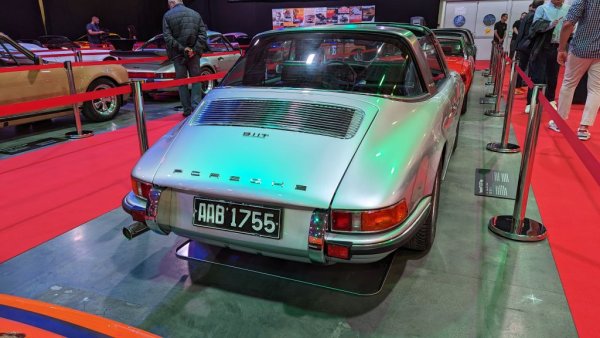 Тази характерна конструкция на покрива, която се превърна в емблема на Porsche, всъщност бе родена от капризите на американските чиновници, въвели някои странни изисквания за безопасност в самия край на 60-те години. Фиксираната греда от стомана предпазва пътниците при преобръщане. Двигателят в този екземпляр от 1970 е 2.2-литров, с мощност 140 конски сили. 