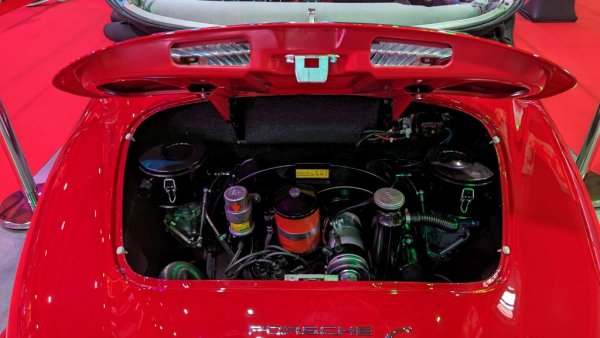 Разположеният отзад боксерен двигател е запазена марка на Porsche още от края на 40-те години. 
