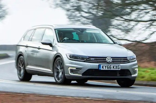 Плюсове: Добра гама от двигатели; Просторен интериор и багажник; Стилен интериор

Минуси: Возията е малко нестабилна; Базовото ниво на оборудване (S trim) е лишено от някои екстри; Надеждността може да е проблем

Предлаган като седан и комби, Volkswagen Passat GTE е плавен и тих плъг-ин хибрид от бизнес клас със стилен и просторен интериор. Той може да измине до 50 км с пълно зареждане (до 63 км при по-новите версии), което води до потенциално много добра икономия на гориво.

Автомобилът е отличен за шофиране и впечатляващо практичен, особено в комби версията. Единствено слабото му представяне в последното проучване за надеждност го изтласква по-назад в класацията.
