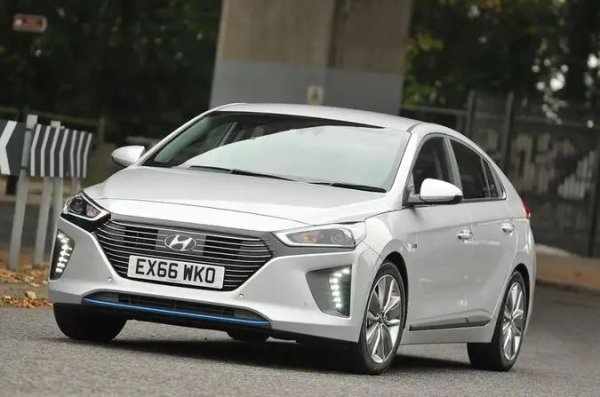 Плюсове: Вози плавно, дори по лоши пътни настилки; Солидна изработка с висококачествени материали; Конкурентно стандартно оборудване

Минуси: Ограничен пробег на ток при изцяло електрическата версия; По-малко багажно пространство при EV версията;  Докладвани са някои проблеми с надеждността на електрониката

Hyundai Ioniq беше първият автомобил на пазара, предлаган с три форми на електрификация: като хибриден модел, който комбинира бензинов двигател с електромотор; като плъг-ин хибридна версия с по-голяма батерия, която може да зареждате от външен източник; или като изцяло електрическо превозно средство (EV).

Плъг-ин версията осигурява добър потенциален пробег само на ток до 48 км при по-ранните модели и до 63 км при автомобилите след 2019 г., което значително помага за общия разход на гориво, особено ако пътувате предимно на кратки разстояния. Освен това автомобилът е приятен за шофиране, добре оборудван и с просторен салон.
