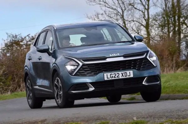 Плюсове: Елегантен интериор; Голям багажник; Богато оборудване

Минуси: Хибридът и плъг-ин хибридът са една идея по-скъпи;   Автоматичните скоростни кутии не са от най-плавните; Пространството за главите отзад е ограничено при наличието на панорамен покрив

Kia Sportage дава всичко, което семействата изискват от средноразмерен SUV, че и повече. Пътници с всякакъв ръст могат да се настанят удобно на предните и задните седалки, а багажникът е огромен, като задните седалки могат да се сгъват в практично съотношение 40/20/40.

Sportage предлага и висока позиция на шофиране за отлична видимост напред. На вторичния пазар има налични икономични хибридни и плъг-ин хибридни версии.
