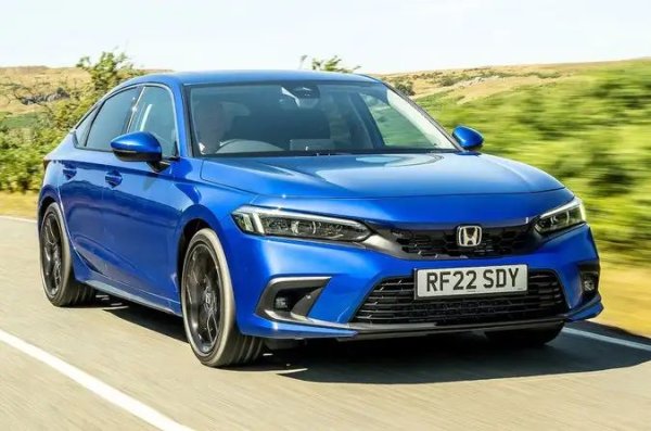 Плюсове: Мощна динамика и добро управление; Множество екстри за лукс и безопасност; Добра репутация за надеждност

Минуси: Все още има някои конкуренти с по-ниска цена; Натрапчив шум от пътя; Пространството за главите отзад не е много голямо

Honda Civic е забележително ефективен хечбек, който лесно постига разход от около 5.8 л/100 км при нормално шофиране. Разбира се, Toyota Corolla е още по-икономична, но Honda компенсира това в други области. Динамиката е много добра - Civic може да ускори до 100 км/ч за 6,8 сек.

Доброто сцепление и прецизното управление правят автомобила забавен за шофиране. Интериорът е стилен, колата е практична и се доказва като надеждна.
