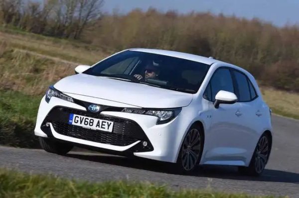 Плюсове: Страхотна икономия при хибридните модели; Приятен за шофиране; Първокласна репутация за надеждност

Минуси: Мястото на задните седалки е малко тясно; Информационно-развлекателната система не е най-добрата; Версията с 1.8-литров двигател не е толкова рафинирана, колкото 2.0-литровата

Последната Toyota Corolla беше огромна стъпка напред за японската компания. Това е страхотен семеен хечбек и отличен хибриден автомобил и един от малкото в тази класация, който всъщност е самозареждащ се, а не плъг-ин хибрид.

Версията с 1.8-литров двигател постига реален разход от едва 4.7 л/100 км. Освен това предлага добра позиция на шофиране, богато оборудване и комфортна возия, а репутацията на Toyota за надеждност е ненадмината. Може също така да избирате между стандартен семеен хечбек или впечатляваща комби версия, известна като Touring Sports.

