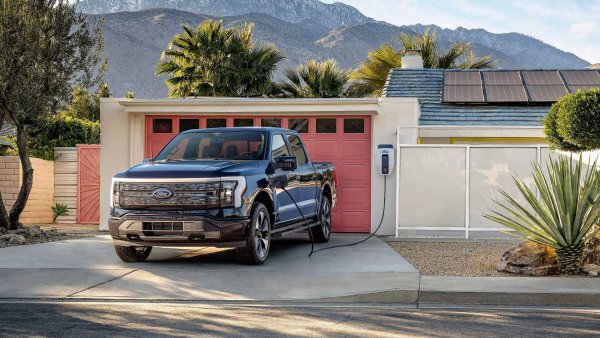 Дори Ford, след като в началото имаше водеща роля в плодотворния сектор на пикапите със своя F-150 Lightning, сега изглежда иска да съсредоточи вниманието си върху разширяването на предлагането на хибридни двигатели и междувременно отлага пускането на други нови модели до 2026-2027 г.
