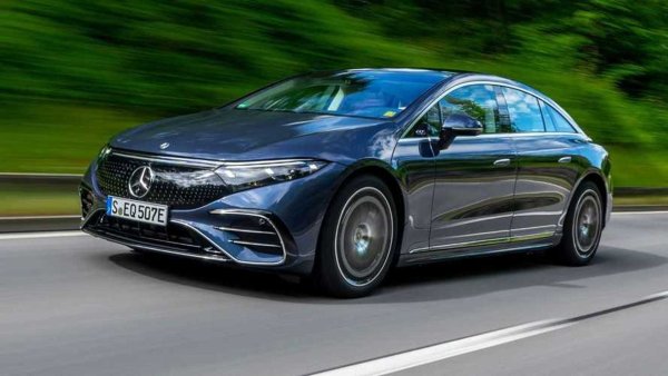 Що се отнася до Mercedes, той направи едно от най-шокиращите изявления през 2021 г., като обяви намерението си да въведе само електрически модели от 2026 г. и да прекрати производството на всички неелектрически модели до 2030 г. Сега обаче от Щутгарт побързаха да посочат, че планът е щял да бъде приложен, „ако пазарът го позволява“.  Вече се знае, че семейството EQ, особено в горния диапазон, страда от криза в продажбите.
