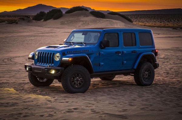 Компанията Jeep представи дългоочакваната версия Wrangler Rubicon 392, като с нея затвори устите на всички, които протестираха срещу отсъствието на V8 двигател в гамата на легендарния модел. Под капака е поставен 6,4-литров атмосферен V8 HEMI, развиващ 477 к.с. и 637 Нм.