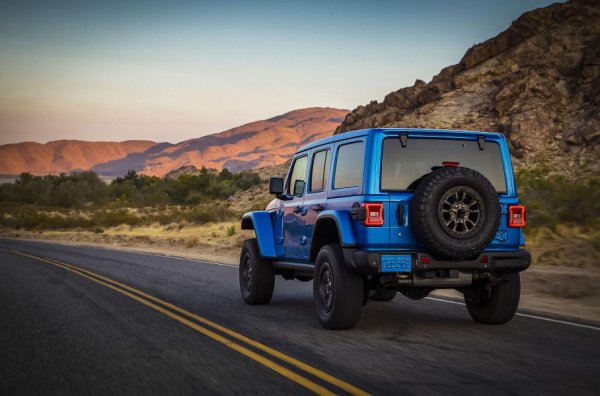 Всъдеходът преодолява ров с дълбочина 825 мм, а освен това ускорява от 0 до 100 км/ч за 4,5 секунди. Той се отличава по различното оформление на решетката на радиатора за по-добро охлаждане на двигателя, а също така е получил и различни гуми.