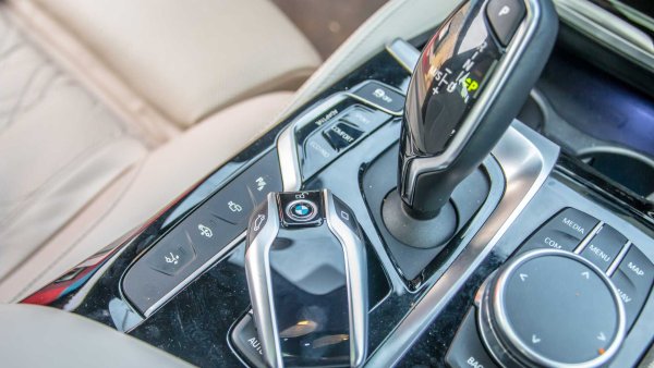 Още една любопитна функция от BMW - автомобилът запомня последните 50 метра, които сте изминали и в течение на 2 дни след спирането може в автоматичен режим да ги измине на заден ход. Това би трябвало да се хареса и да помогне на тези, които паркират на тесни места или не могат да карат на заден ход, но системата може да се използва единствено в идеални условия. Ако маневриране в тясно пространство, всички коли наоколо трябва да останат на местата си.