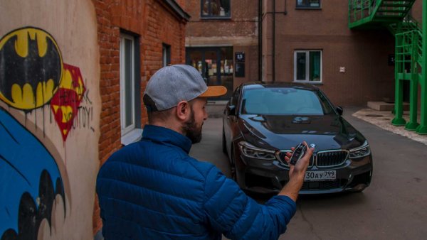 Разбира се, това не е система, която ще позволи пълноценното управление на автомобила като при радио-управляемите модели, но я има. Тя беше разработена за 7-Series, който е най-широкият автомобил не само в гамата на BMW, но и в целия клас. Целта е да се улесни паркирането на малко място, където вратите не може да се отворят и хората да излязат от колата. Затова и инженерите на BMW измислиха ключ, който позволява излизане от автомобила и след това паркиране от разстояние.
