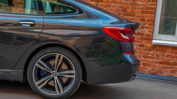 Напълно безполезна технология, която най-вероятно е била създадена на принципа "Защо пък да я няма". Автомобилът си има пневматично окачване, има си и ключ, като двете просто са събрани в едно. Едва ли някой ще използва тази функция в реални условия.