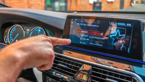 Инженерът, който е измислил тази функция, най-вероятно се е вдъхновявал от холивудските продукции. С движение на ръката можете да усилите звука, да го намалите или да смените музиката. Практичността на това изобретение се изчерпва с това да направите впечатление пред хората, които возите в автомобила. На практика много по-удобно е да се използва бутона на волан.