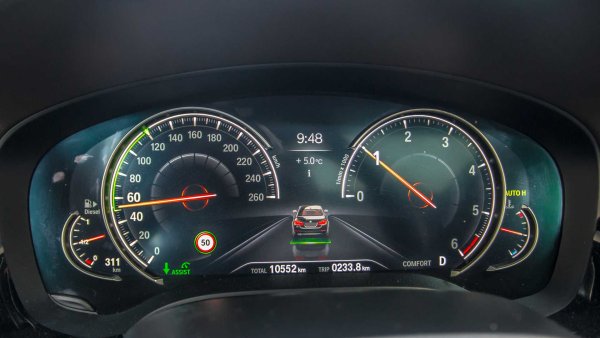 Адаптивният круиз-контрол е забележителна система, която е много полезна за шофьорите и може да се използва дори в градски условия. Тук обаче главното е да не се прекалява, а някои производители определено го правят. При BMW, например, педалът на спирачката няма директна връзка със системата. Какво обаче ще се случи, ако електрониката излезе от строя? Вероятно, инженерите в Мюнхен имат отговор на този въпрос, който ще е доста любопитен.

Освен това, адаптивният круиз-контрол определено не е готов за всяка ситуация на пътя. При ремонт на улицата, например, водачът се опитва да заобиколи табелите, без да подава мигач, но системата продължава да се ориентира по маркировката и връща обратно автомобила в лентата. Налага се водачът да реагира, за да се избегне сблъсък.