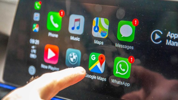 Решението на производителите да залагат на собствени навигационни системи в своите автомобили определено е доста спорно и нелогично. Заводските навигации отстъпват по всички параметри на мобилните приложения, а сега, когато се появиха Apple CarPlay и Android Mirror, ползата от тези карти е още по-малка