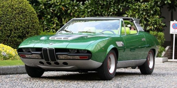 Този зелен цвят обаче е отвратителен, да не говорим, че има и доста дизайнерски недостатъци. Под капака е поставен 2,8-литров двигател с 6 цилиндъра, който е твърде голям за Spicup и заради това се налага да бъде изрязана дупка в средата на предния капак.