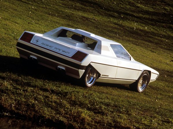 Rainbow се задвижва от 3.0-литров V8 двигател, монтиран в средата отзад и е проектиран от легендарния Марчело Гандини. В крайна сметка Енцо Ферари отхвърля модела, а съдбата на единствения прототип е неизвестна. Смята се се, че той се намира в частната музейна колекция на Бертоне.