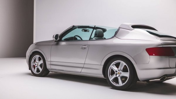 Версията Cabrio определено е доста трудна за гледане за повече от 10 секунди. Този вариант е създаден през 2002 година и изглежда толкова странно, че всички вероятно са доволни от решението на базираната в Щутгарт компания да го запази в тайна дълги години и никога да не го пусне в серийно производство.