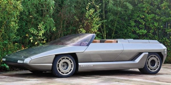 Нунцио Бертоне е известен в автомобилния свят със създаването на превозни средства, които едновременно са нестандартни и доста красиви. Athon обаче със сигурност не е сред най-добрите му творби. Концептуалният автомобил е проектиран през 1980 година и е задвижван от 3.0-литров V8, който трябва да генерира 260 к.с. и да позволи на това уникално Lamborghini да развие максимална скорост от 275 км/ч.