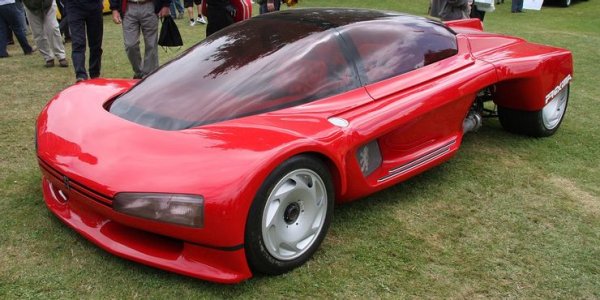 Тази кола изглежда наистина футуристично, но и доста весело. Това е опитът на френския производител Peugeot да създаде невероятно бърз автомобил и затова той е оборудван с V6 мотор с двойно турбо,произвеждащ 600 конски сили. Машината е направена през 1986 година, като за нейната каросерия производителят използва смес от смоли и въглеродни нишки.