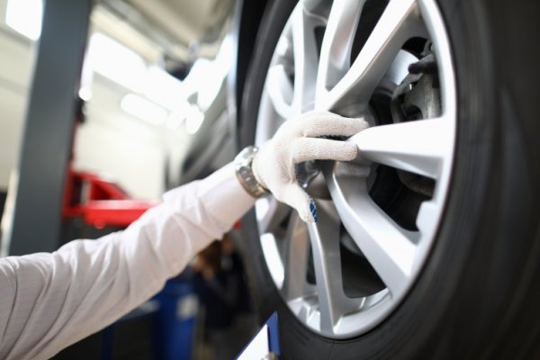 Огледайте внимателно и без да бързате харесания от вас автомобил. Проверете салона, каросерията, шасито и пространството под капака на двигателя. Ако край мотора мирише на изгоряло, трябва да бъдете внимателни. Задължително проверете нивото на маслото в двигателя. Ако на повърхността има черно покритие, значи то отдавна не е сменяно, а това е опасно.

Прегледайте внимателно гумите на автомобила. При тях не трябва да има неравномерно износване. Ако забележите такова, е твърде вероятно някои от детайлите на окачването и на кормилната уредба да са износени. Проверете лака и боята върху каросерията на автомобила, за да се убедите, че не е участвал в пътно-транспортно произшествие. Можете да използвате дори обикновен магнит за допълнителна проверка. Ако под боята има дебел слой грунд, той няма да се залепи.