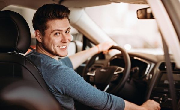 Задължително направете тест-драйв на автомобила, като още преди да потеглите, вижте какво излиза от ауспуха. При превключване на предавките или при натискане на педала на газта от системата не трябва да излиза черен или сив дим. Завъртете плавно и леко волана. По време на движение плавно завъртете волана 15 градуса надясно, а после 15 градуса наляво. Дори с висока скорост, автомобилът не би трябвало да поднесе. Ако това стане, значи гумите са износени, а това определено е проблем.