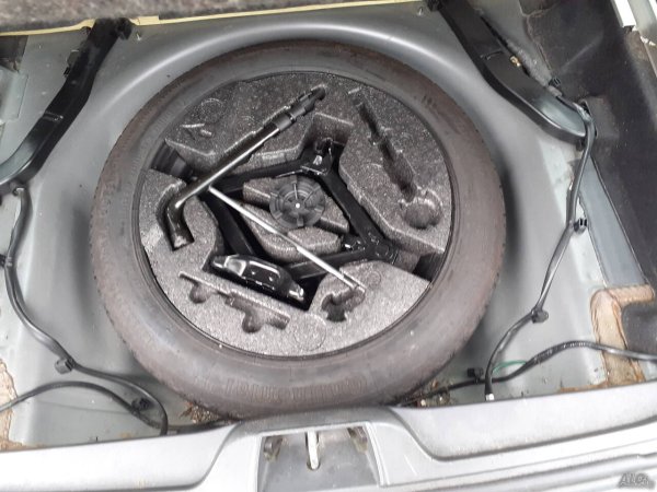 Проверете дали автомобилът има основно оборудване като резервна гума и крик, които са задължителни особено при пътувания извън града и на големи разстояния. Както не бихте купили кола без предпазни колани, така не купувайте такава без тези два много важни елемента. И още нещо, ако крикът в повечето случаи е стандартен, то с гумата нещата може да бъдат различни. Уверете се, че тя е налице и е в добро състояние, като отговаря на размери за модела и марката на автомобила, който купувате.